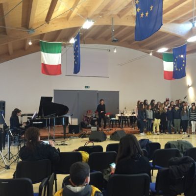 Fausto Mesolella e il coro dell'I.C. Dante Alghieri di Formia